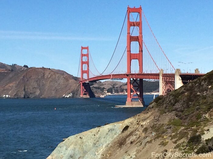 Vista del Golden Gate Bridge da Batterie a Bluffs trail 