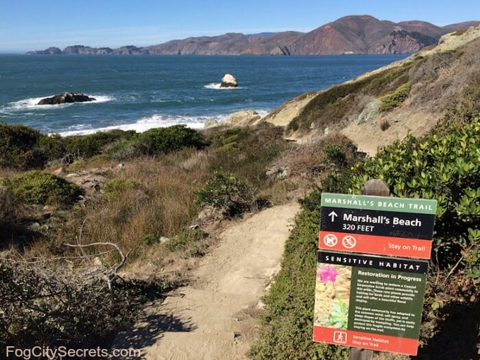 Señale el desvío de la playa de Marshall en las baterías a Bluffs trail